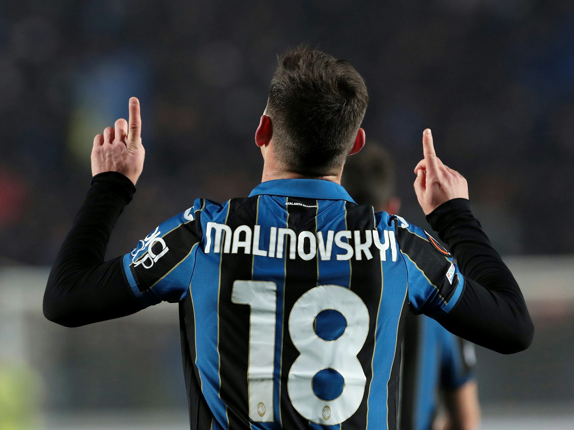 Ruslan Malinovskyis Rücken ist zu sehen, darauf prangt die Nummer 18 sowie sein Name.