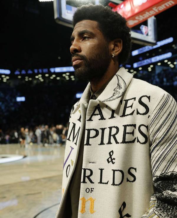 Kyrie Irving beim Gang am Basketballcourt.