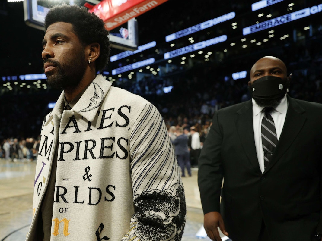 Kyrie Irving beim Gang am Basketballcourt.