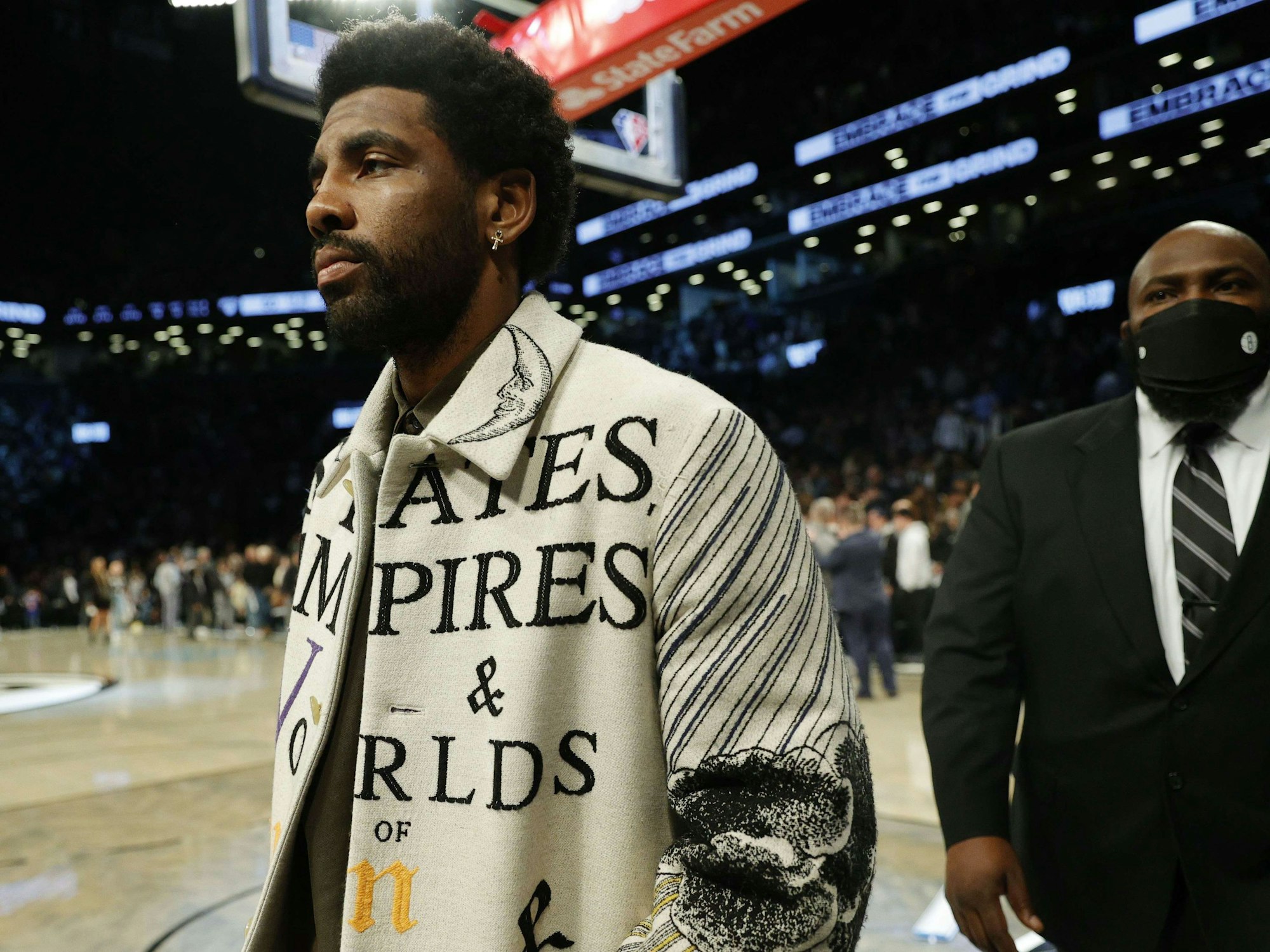 Kyrie Irving beim Gang am Basketballcourt.