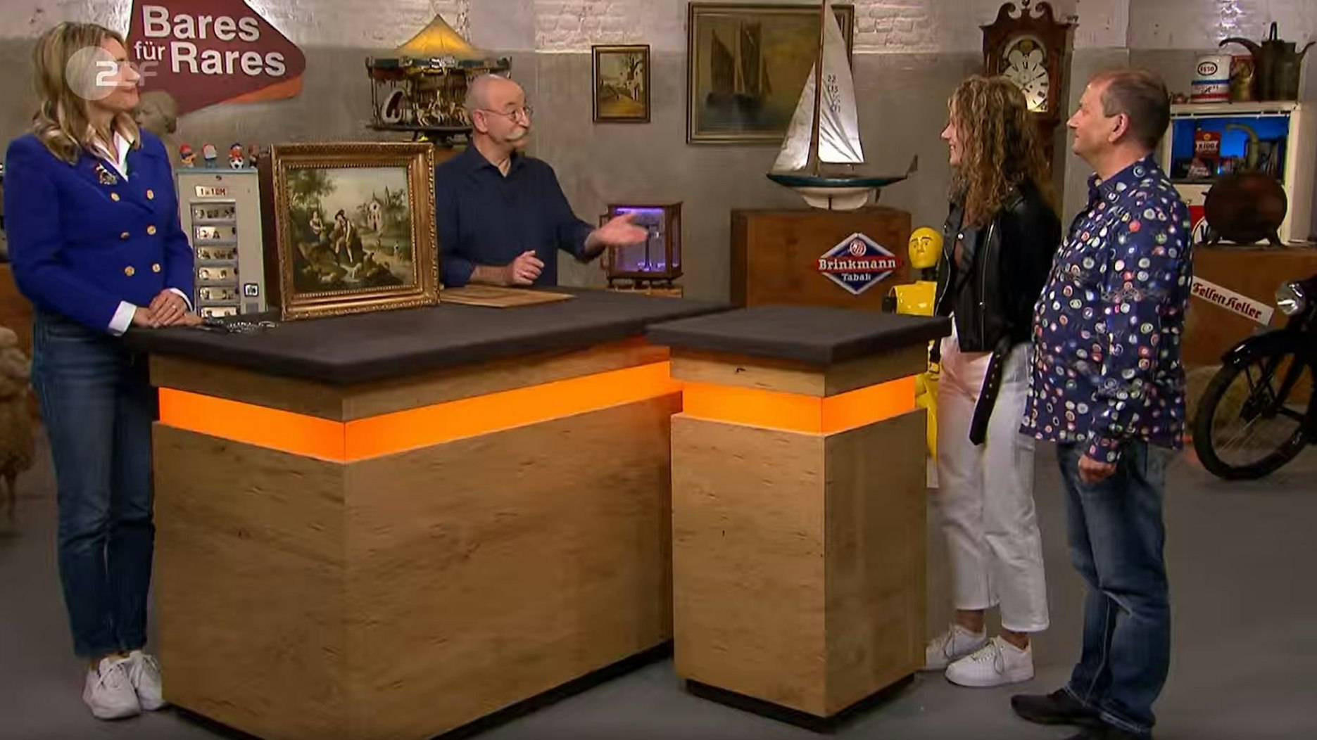 Zu sehen ist der „Bares für Rares“-Moderator Horst Lichter, die ZDF-Expertin Dr. Bianca Berding und Selina und Christian Stocker.