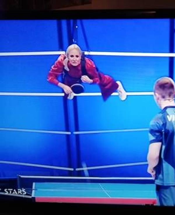 Janine Kunze gelingt es in der Luft hängend, fünf Tischtennisbälle gegen den Deutschen Tischtennismeister Benedikt Duda auf die Platte zu bringen.