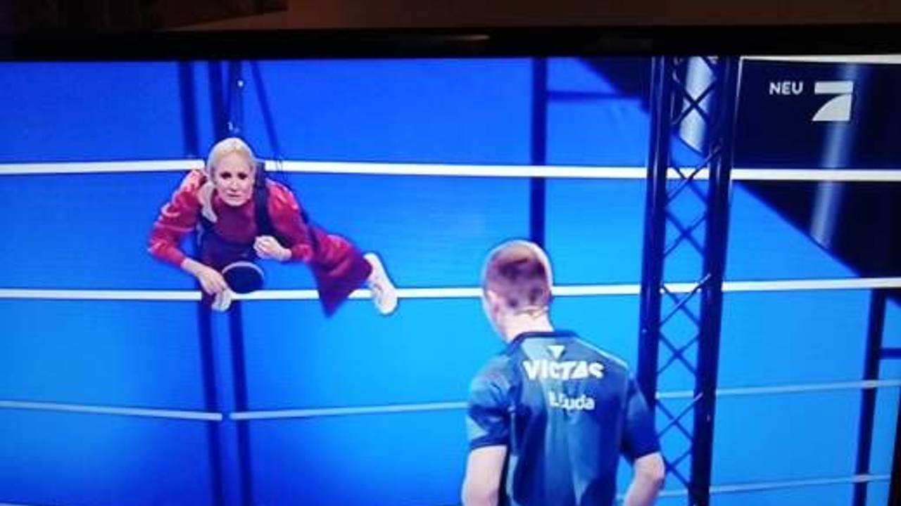 Janine Kunze gelingt es in der Luft hängend, fünf Tischtennisbälle gegen den Deutschen Tischtennismeister Benedikt Duda auf die Platte zu bringen.