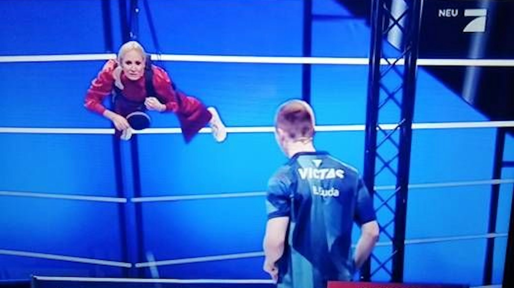 Janine Kunze gelingt es in der Luft hängend, fünf Tischtennisbälle gegen den Deutschen Tischtennismeister Benedikt Duda auf die Platte zu bringen.