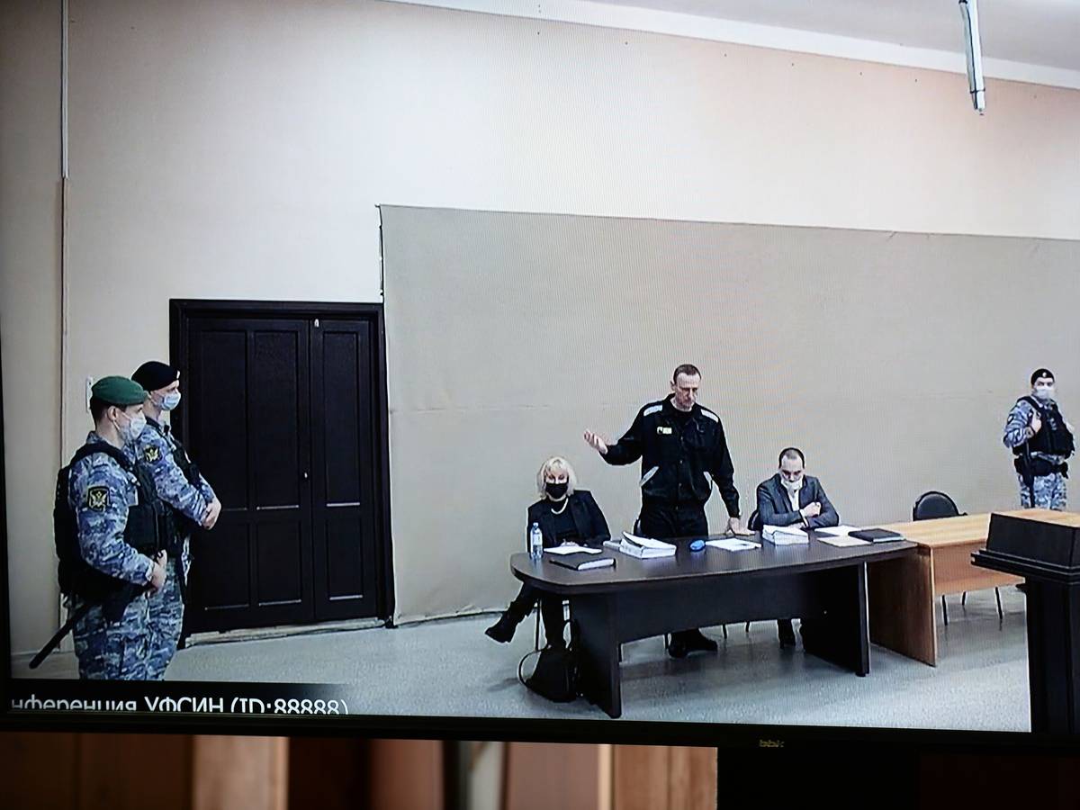 Auf diesem vom russischen Föderalen Strafvollzugsdienst (FSIN) zur Verfügung gestellten Bild ist der russische Oppositionsführer Alexej Nawalny (M) per Videoschaltung zu sehen, während er bei einer Gerichtssitzung in Pokrow spricht.