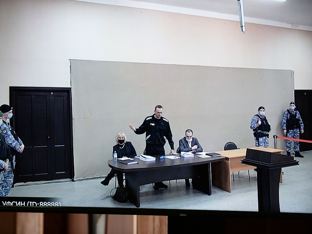 Auf diesem vom russischen Föderalen Strafvollzugsdienst (FSIN) zur Verfügung gestellten Bild ist der russische Oppositionsführer Alexej Nawalny (M) per Videoschaltung zu sehen, während er bei einer Gerichtssitzung in Pokrow spricht.