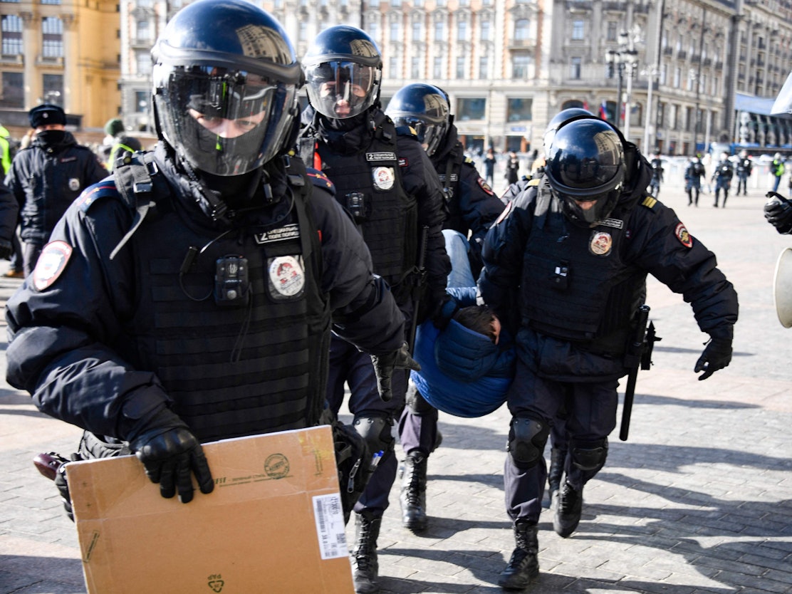 Am Sonntag (13. März) gab es an zentralen Plätzen in Moskau erneut zahlreiche Festnahmen von Menschen, die gegen den Krieg in der Ukraine demonstrieren. Zahlreiche Videos und Bilder auf Twitter zeigen, wie rigoros die Beamtinnen und Beamten gegen die Meinungsfreiheit vorgehen.