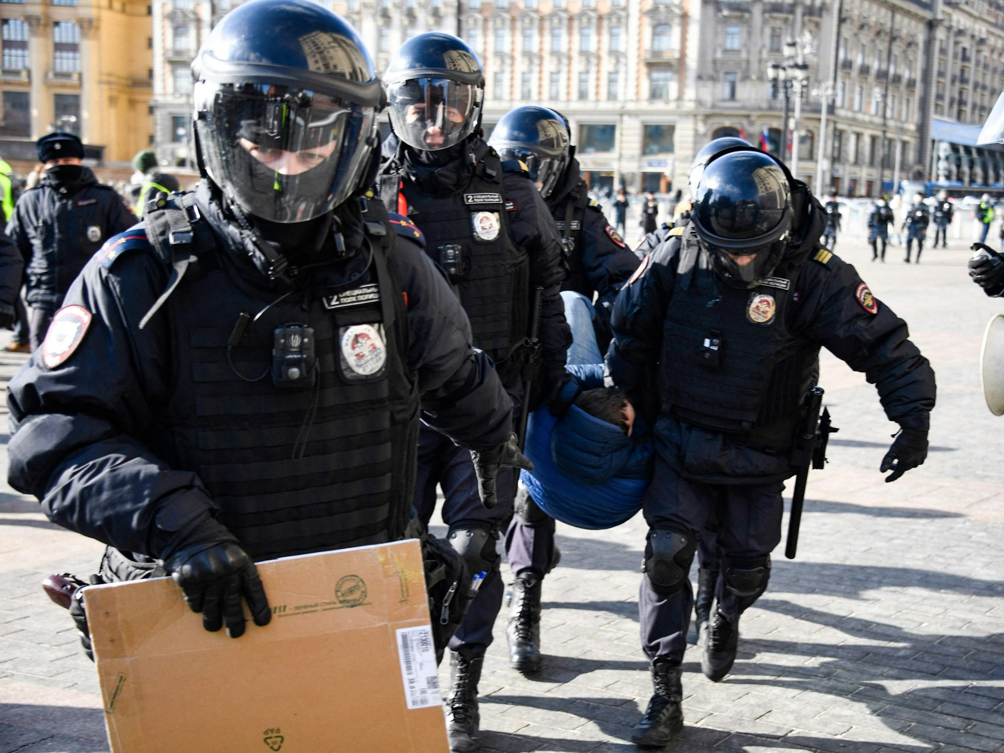 Am Sonntag (13. März) gab es an zentralen Plätzen in Moskau erneut zahlreiche Festnahmen von Menschen, die gegen den Krieg in der Ukraine demonstrieren. Zahlreiche Videos und Bilder auf Twitter zeigen, wie rigoros die Beamtinnen und Beamten gegen die Meinungsfreiheit vorgehen.