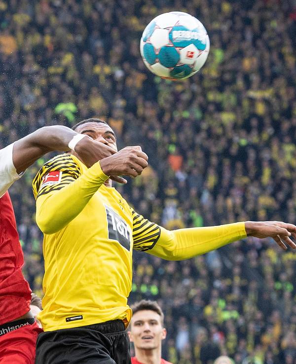 Anthony Modeste im Zweikampf mit Manuel Akanji