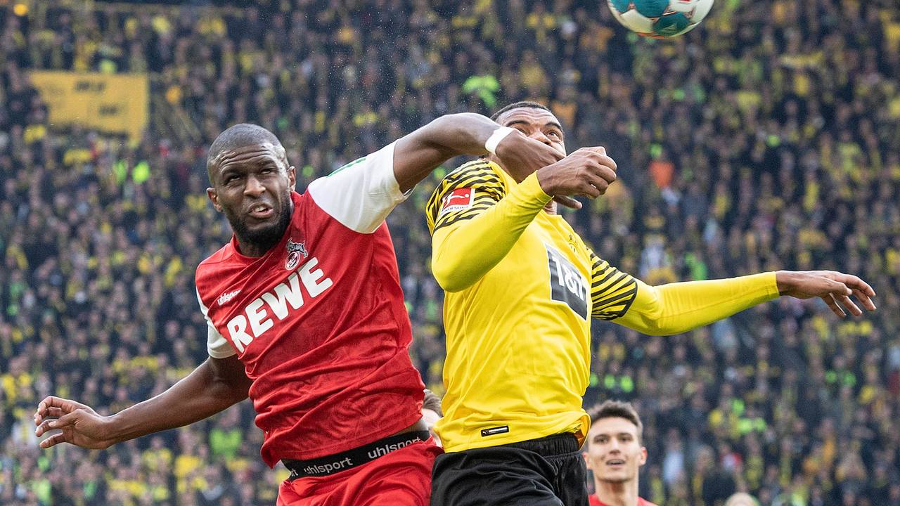 Anthony Modeste im Zweikampf mit Manuel Akanji