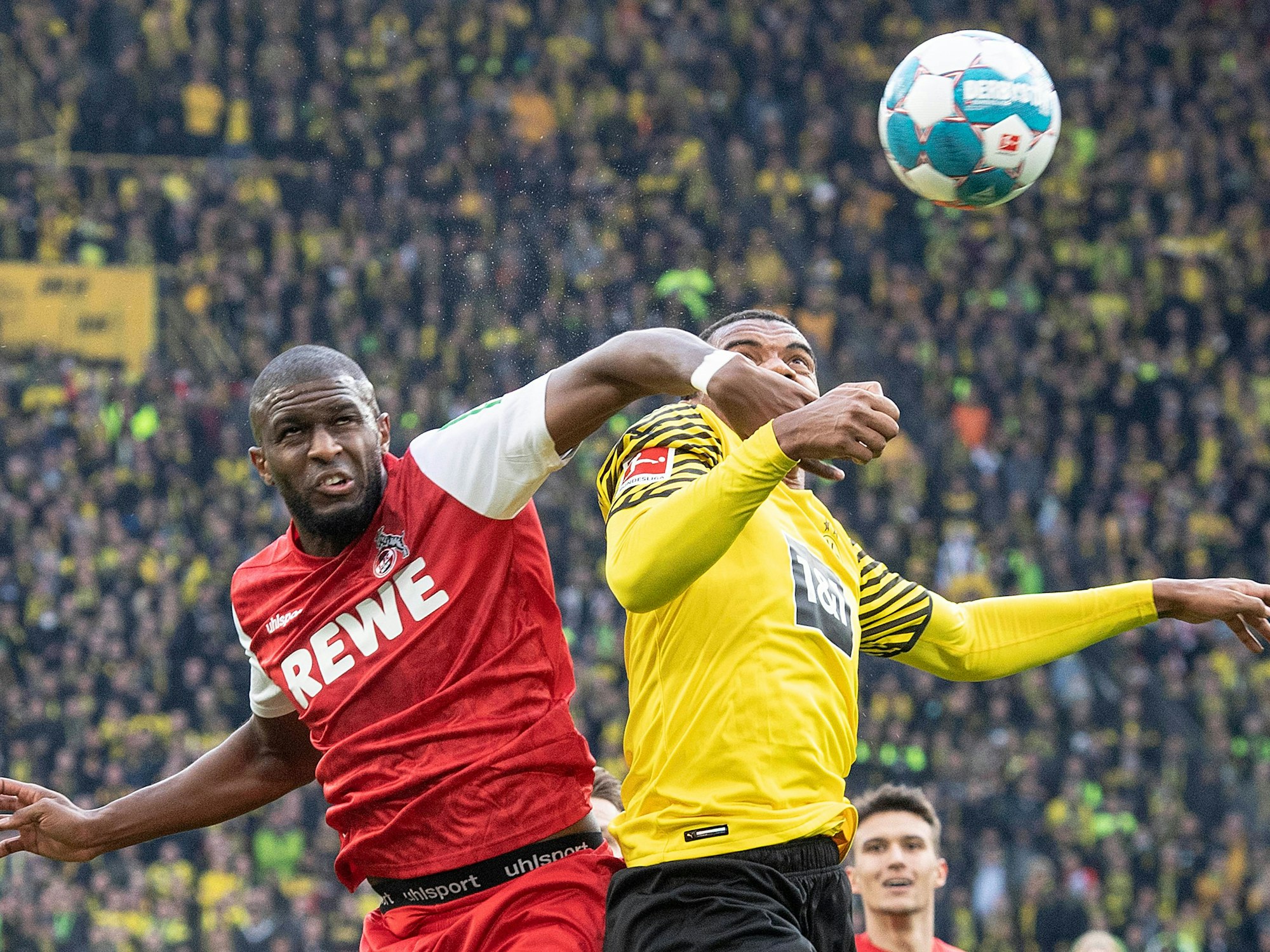 Anthony Modeste im Zweikampf mit Manuel Akanji