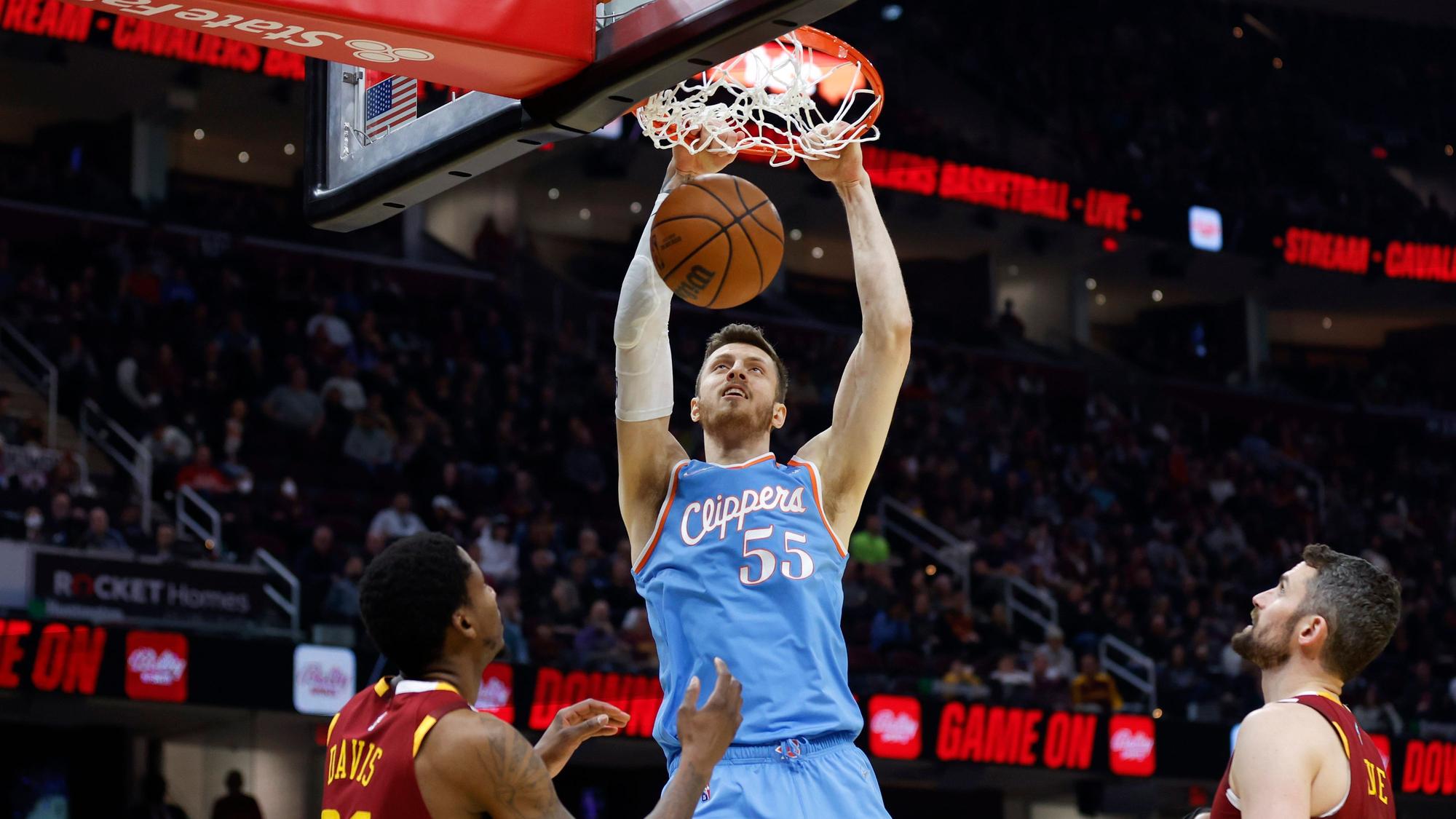 Isaiah Hartenstein (Mitte) dunkt für die Los Angeles Clippers.