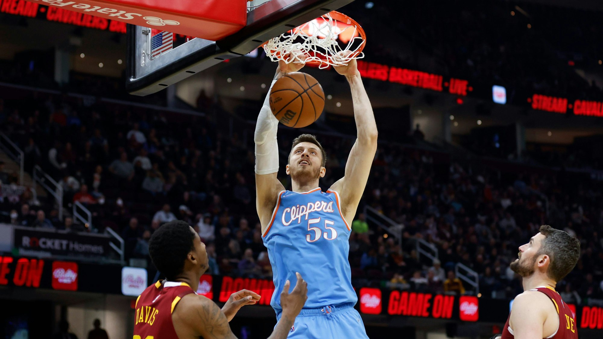 Isaiah Hartenstein (Mitte) dunkt für die Los Angeles Clippers.