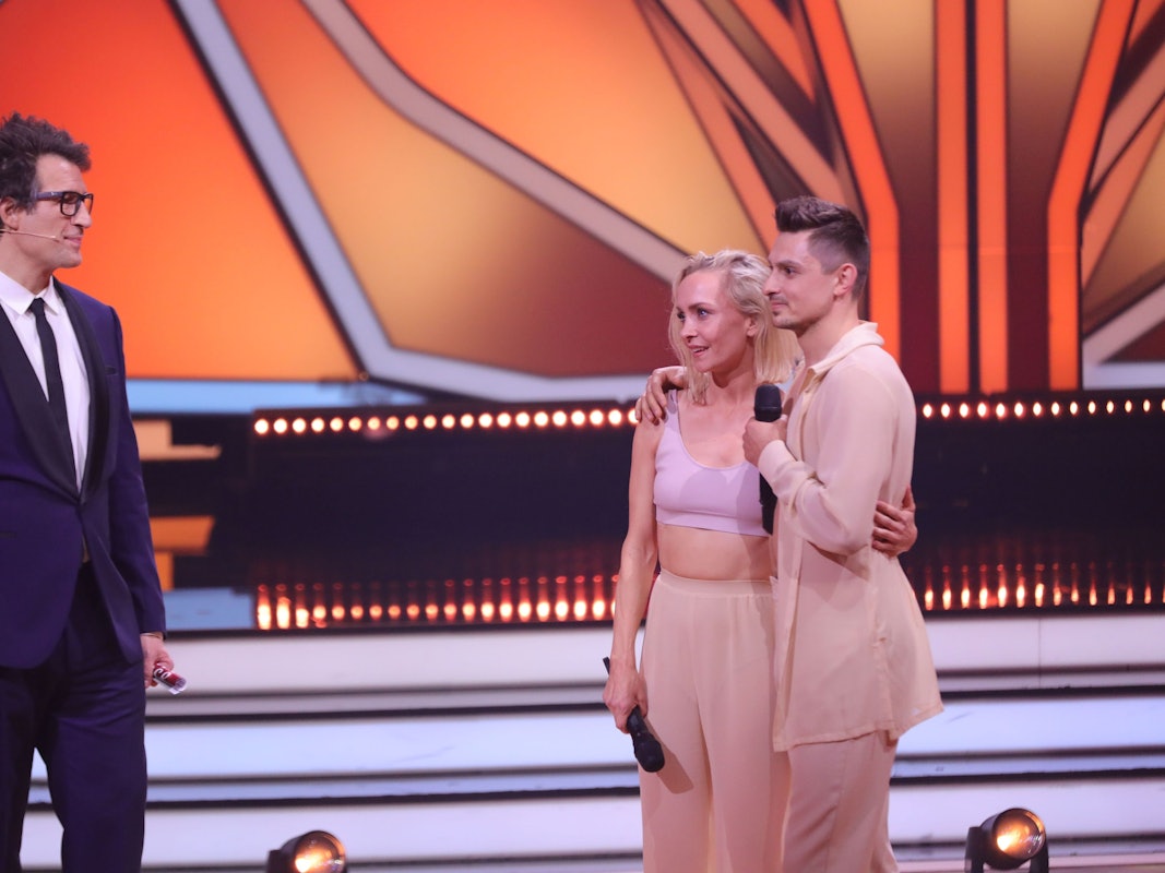 Janin Ullmann und  Zsolt Sandor Cseke sorgten am 11. März 2022 für die erste 30-Punkte-Wertung der diesjährigen „Let’s Dance“-Staffel. Moderator Daniel Hartwich (l.) schaute zu.