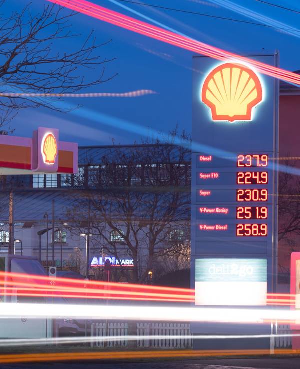 Die Preistafel einer Shell-Tankstelle in Dresden. Die Benzinpreise bleiben in Deutschland weiter auf Rekordniveau.