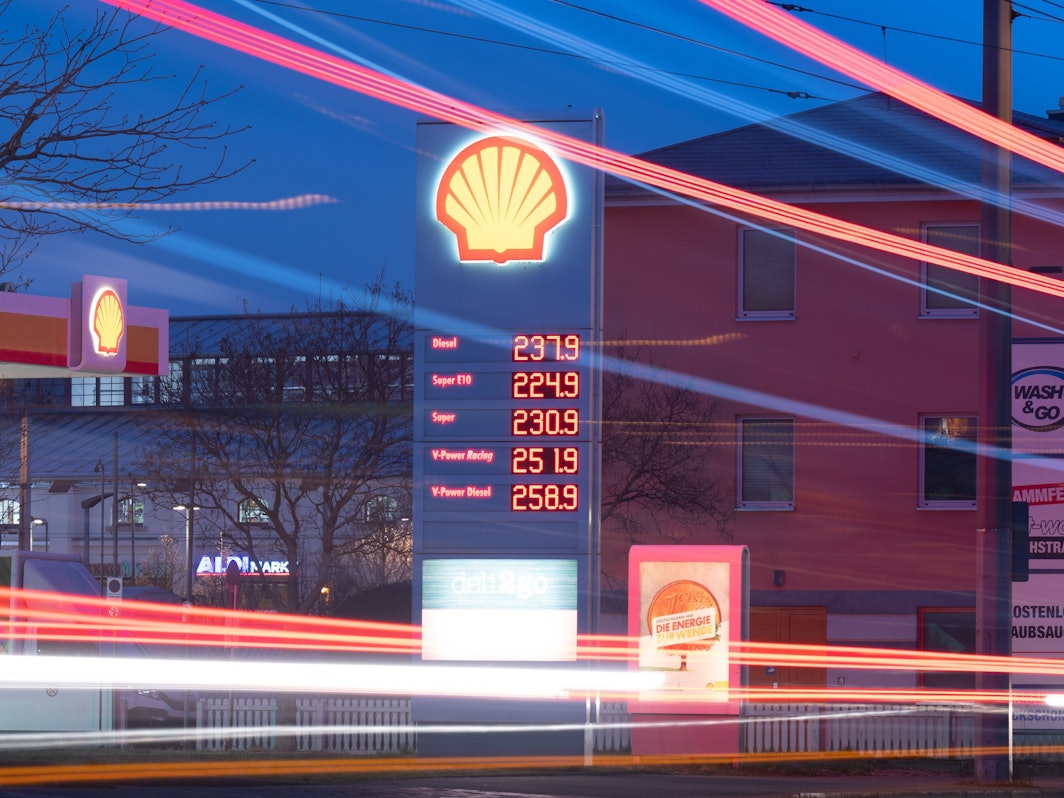 Die Preistafel einer Shell-Tankstelle in Dresden. Die Benzinpreise bleiben in Deutschland weiter auf Rekordniveau.