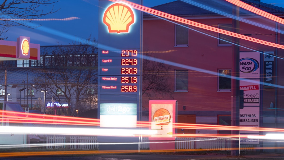 Die Preistafel einer Shell-Tankstelle in Dresden. Die Benzinpreise bleiben in Deutschland weiter auf Rekordniveau.