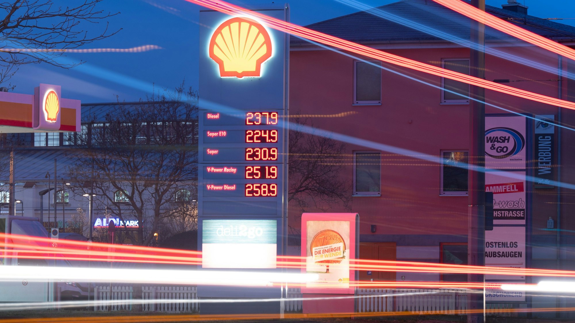 Die Preistafel einer Shell-Tankstelle in Dresden. Die Benzinpreise bleiben in Deutschland weiter auf Rekordniveau.
