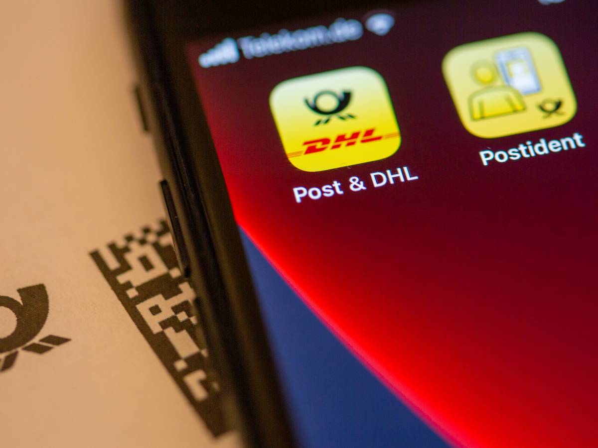 Das Logo der Post & DHL App ist auf dem Display eines Smartphones zu sehen.