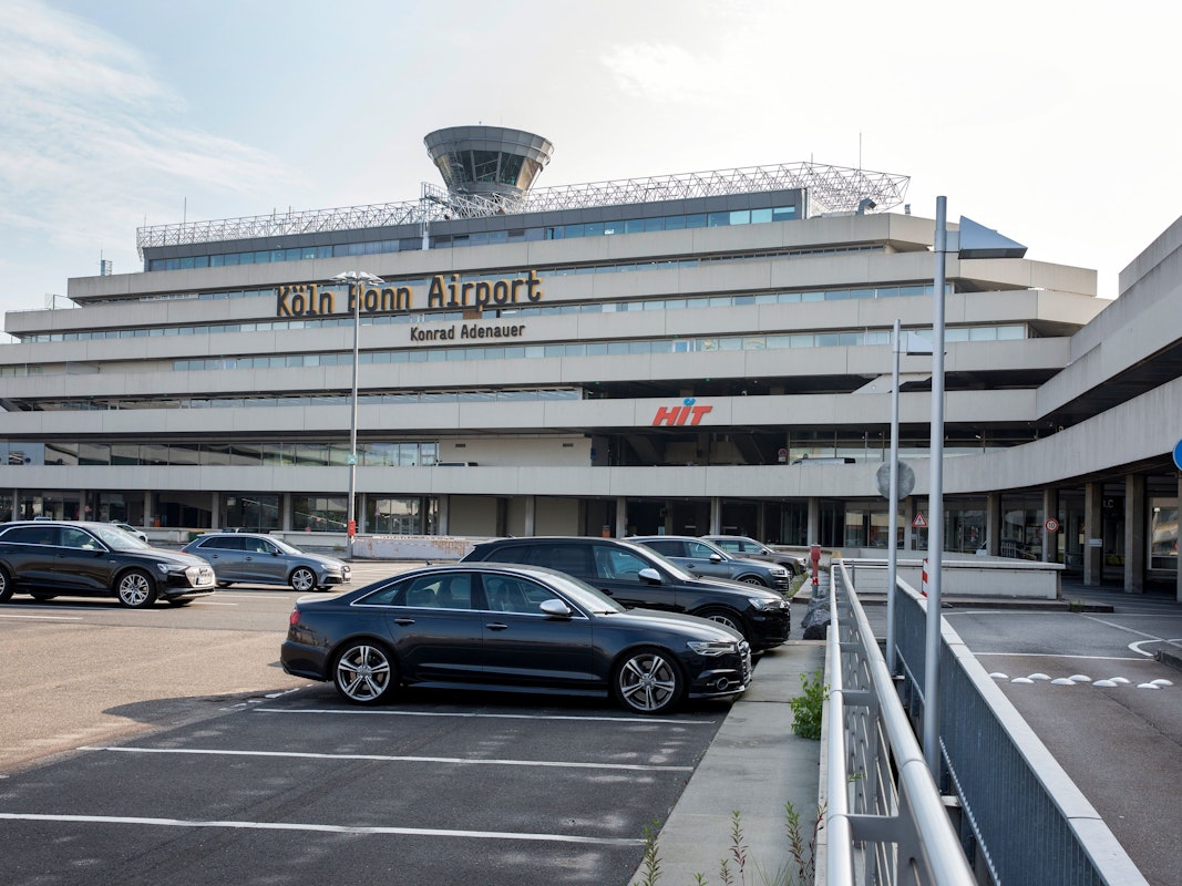 Parkplätze auf dem Gelände des Flughafens Köln Bonn.