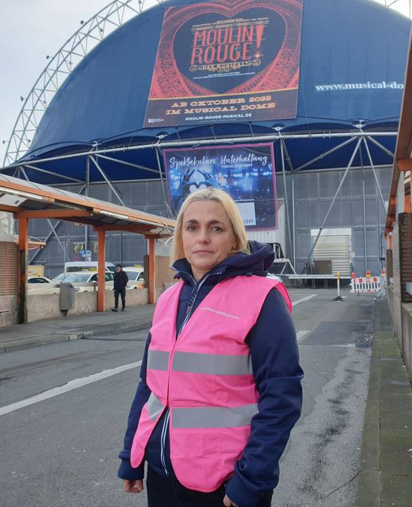 Inga Weber steht vor dem Musical Dome am Breslauer Platz und neben der neuen Anlaufstelle für Geflüchtete aus der Ukraine.
