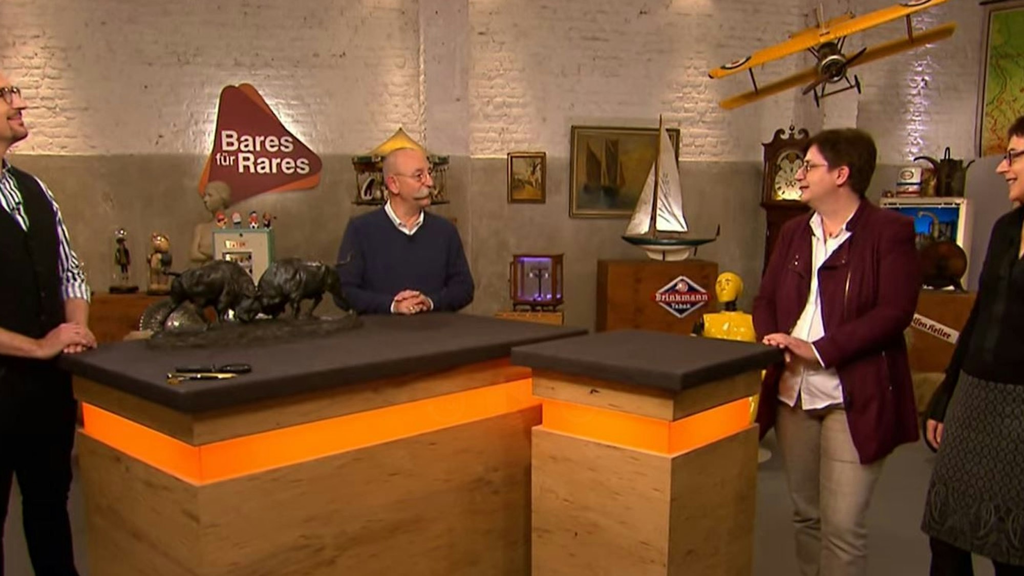 Zu sehen sind Horst Lichter, Colmar Schulte-Goltz und Gabriele und Monika Streicher bei „Bares für Rares“.