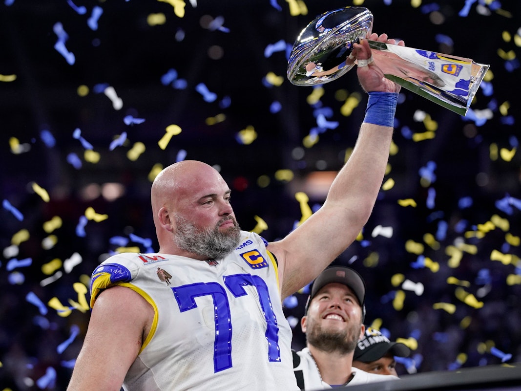 Andrew Whitworth hält die Vince-Lombardi-Trophäe hoch.