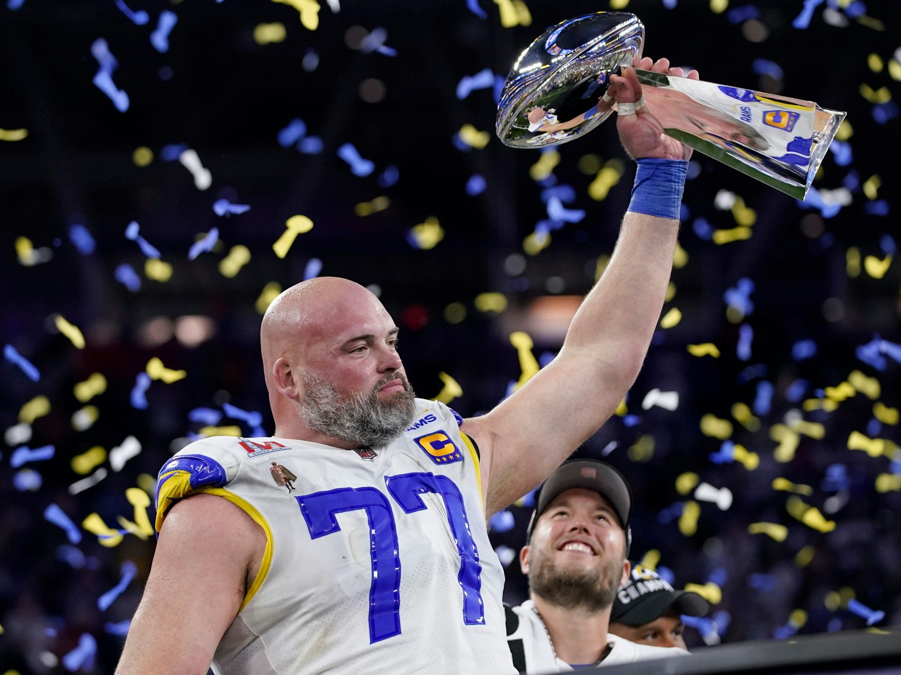 Andrew Whitworth hält die Vince-Lombardi-Trophäe hoch.