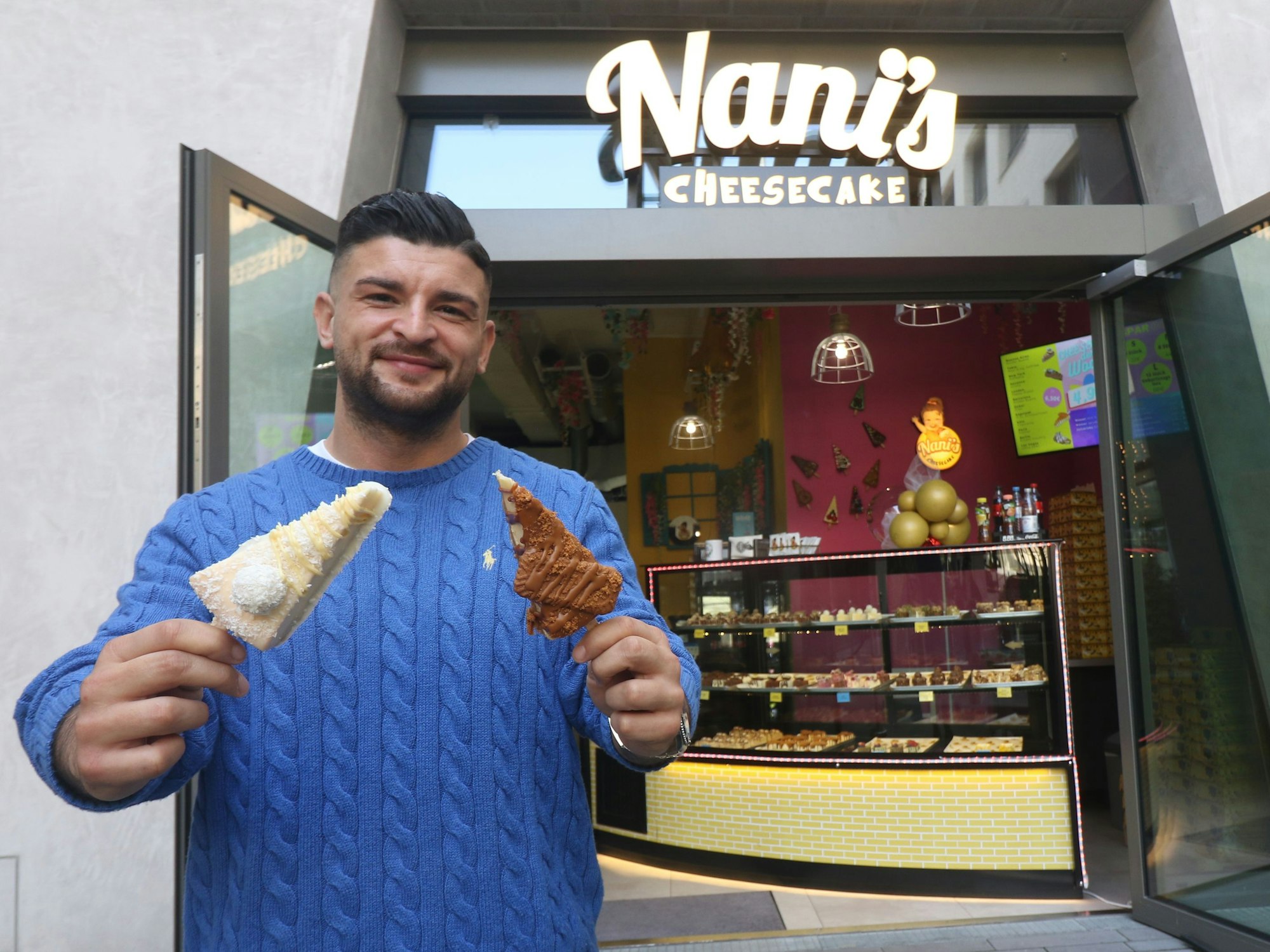 Cihan Cayan Duman steht vor seinem Geschäft Nanis Chessecake