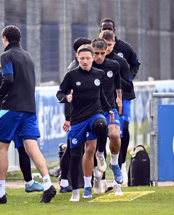 Das Training des FC Schalke 04. Auf den Klamotten der Profis wird bis Saisonende Rewe als Sponsor einspringen.