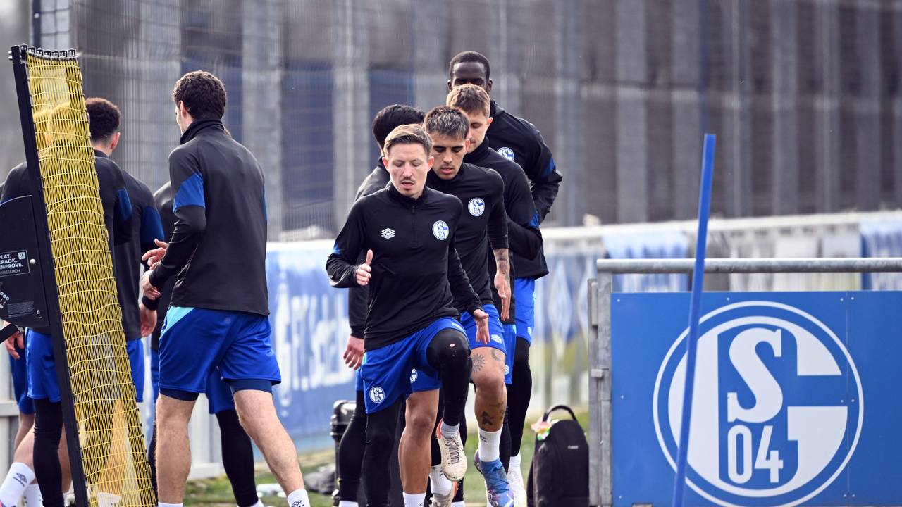 Das Training des FC Schalke 04. Auf den Klamotten der Profis wird bis Saisonende Rewe als Sponsor einspringen.