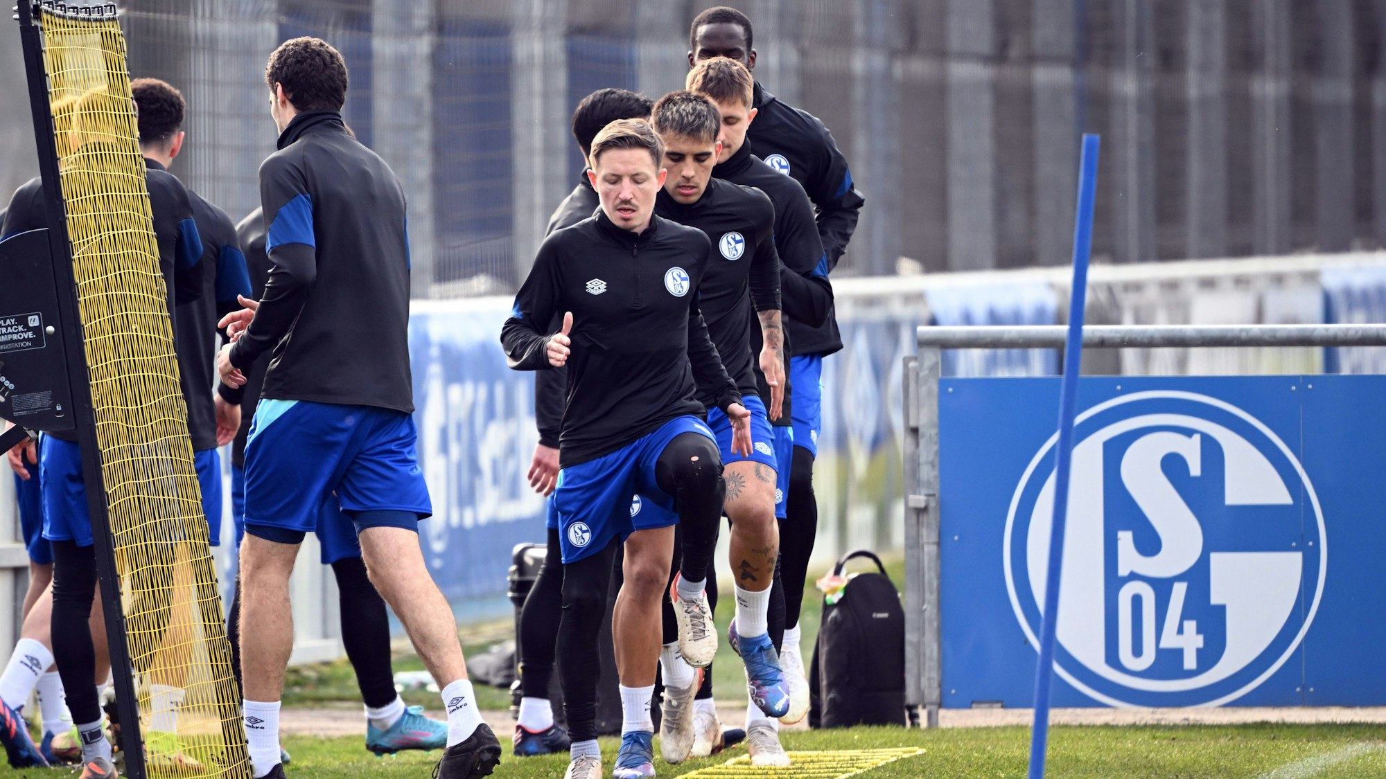 Das Training des FC Schalke 04. Auf den Klamotten der Profis wird bis Saisonende Rewe als Sponsor einspringen.