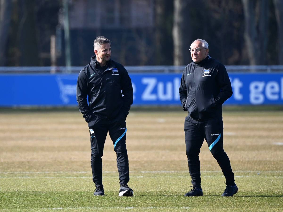 Felix Magath und Werner Leuthard unterhalten sich.