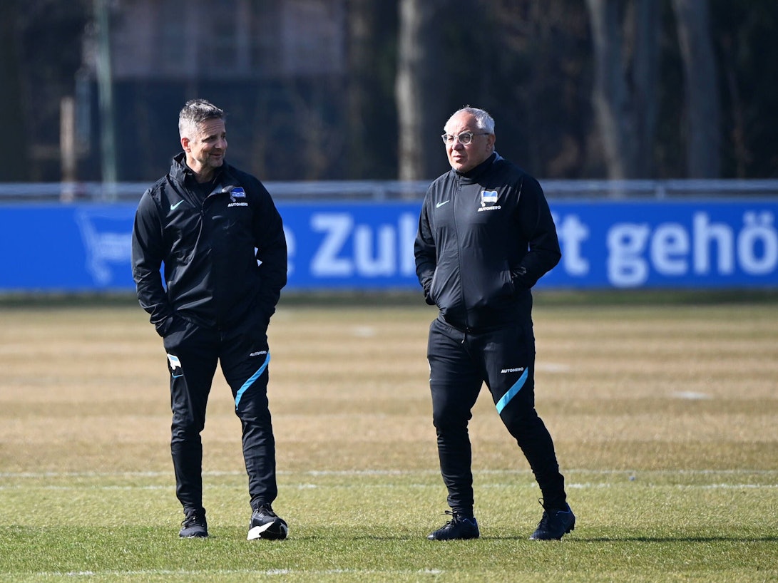 Felix Magath und Werner Leuthard unterhalten sich.