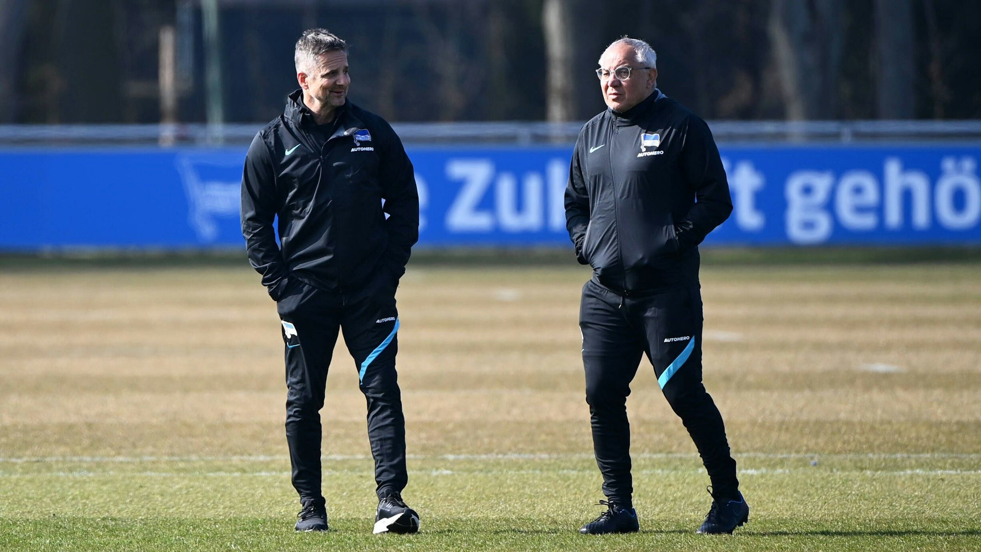 Felix Magath und Werner Leuthard unterhalten sich.