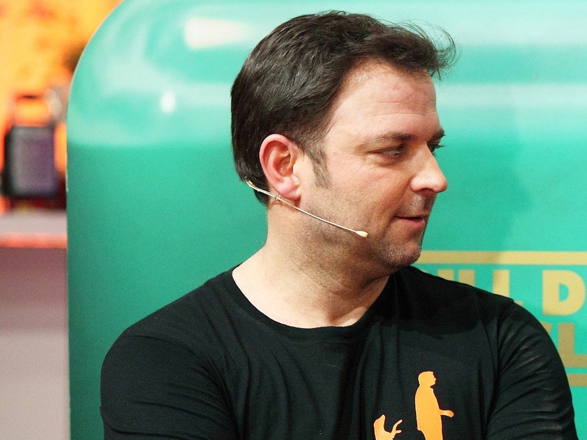 Martin Rütter (hier 2022 bei Grill den Henssler) hat ein Herz für Hunde. In seiner RTL-Sendung Die Unvermittelbaren wurde der Fall eines Bernhardinders vorgestellt, der einen anderen Hund tötete.