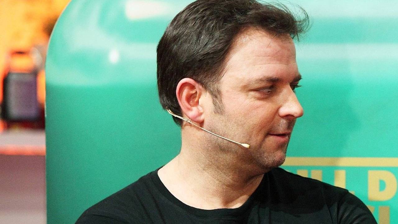 Martin Rütter (hier 2022 bei Grill den Henssler) hat ein Herz für Hunde. In seiner RTL-Sendung Die Unvermittelbaren wurde der Fall eines Bernhardinders vorgestellt, der einen anderen Hund tötete.