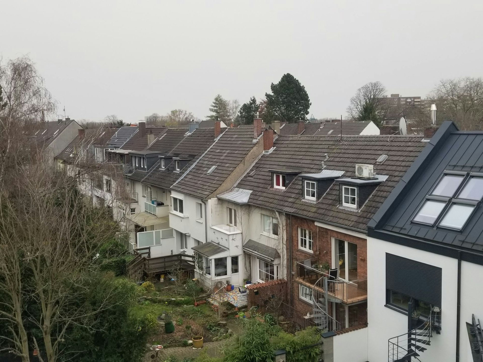 Zum Nachmittag hin wurde es am Mittwoch (16. März 2022) in Köln immer diesiger. Die Sahara-Wolke zog über Köln hinweg.