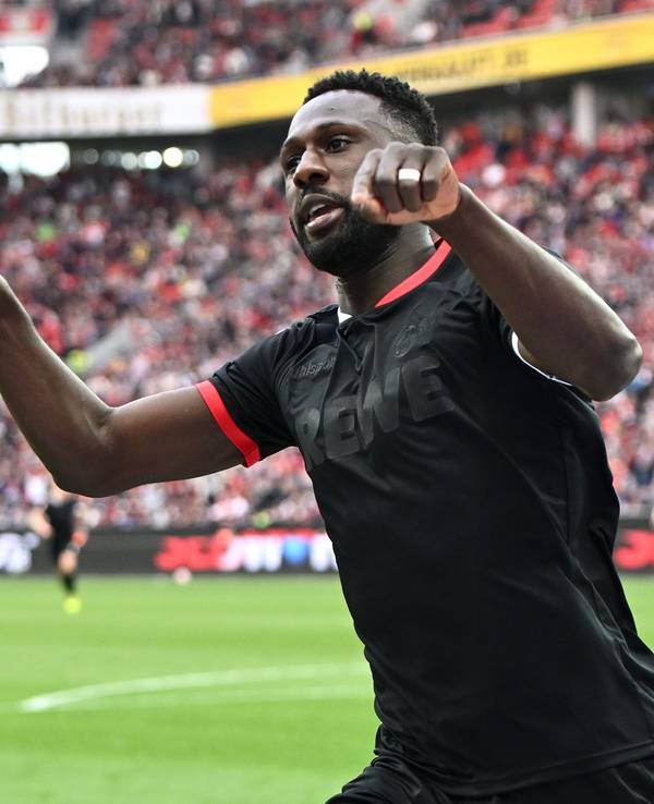 Kingsley Schindler bejubelt seinen entscheidenden Treffer für den 1. FC Köln bei Bayer Leverkusen