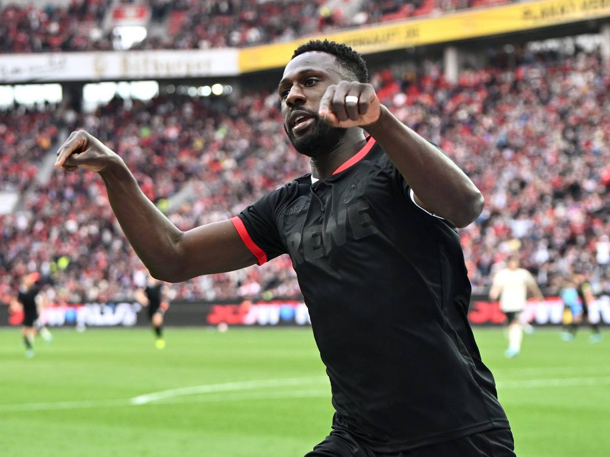 Kingsley Schindler bejubelt seinen entscheidenden Treffer für den 1. FC Köln bei Bayer Leverkusen