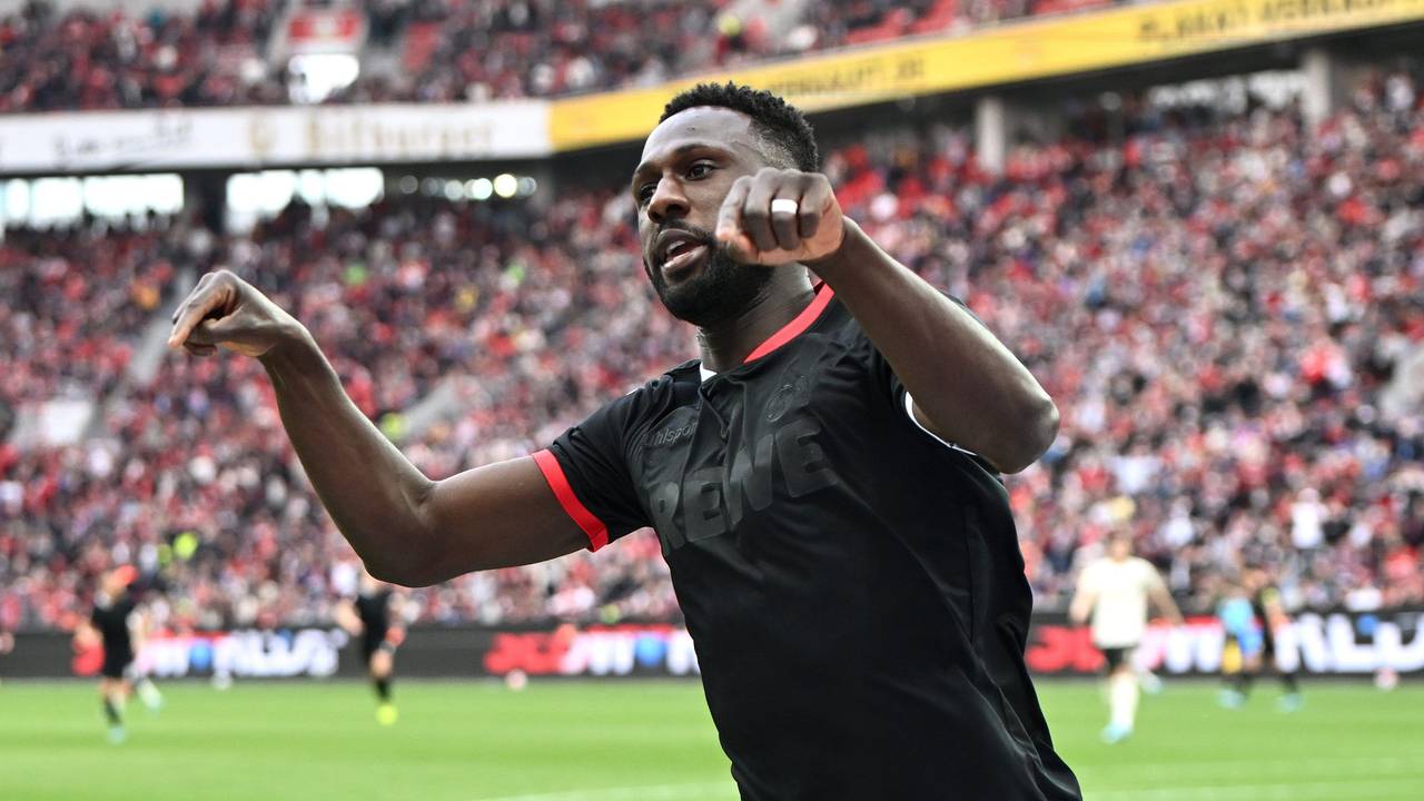 Kingsley Schindler bejubelt seinen entscheidenden Treffer für den 1. FC Köln bei Bayer Leverkusen