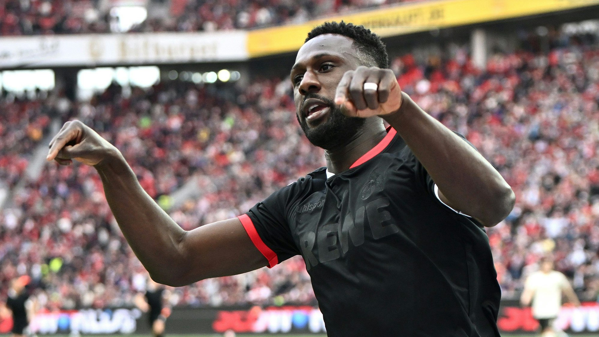 Kingsley Schindler bejubelt seinen entscheidenden Treffer für den 1. FC Köln bei Bayer Leverkusen