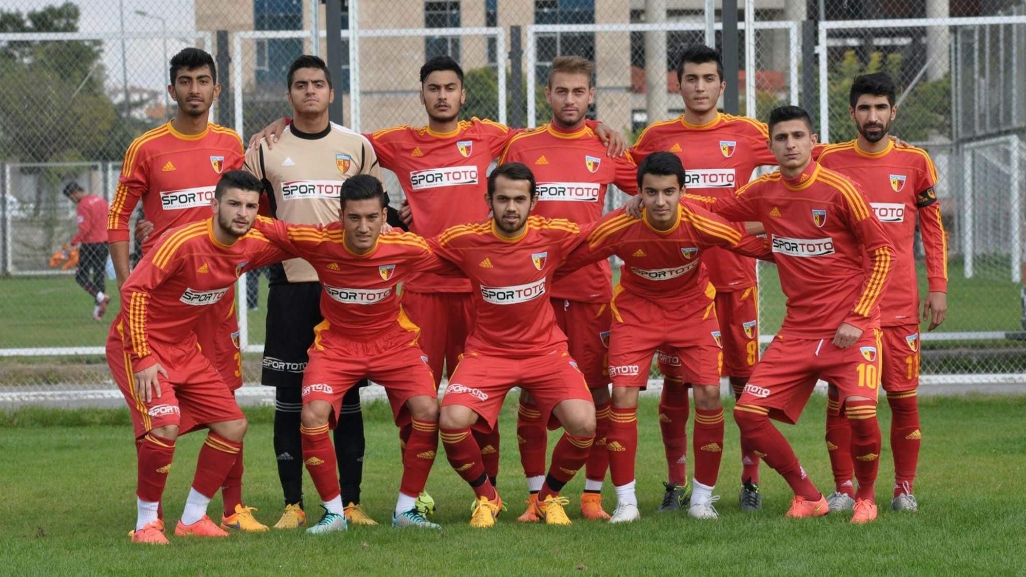 Fußballspieler posieren für ein Mannschaftsfoto.