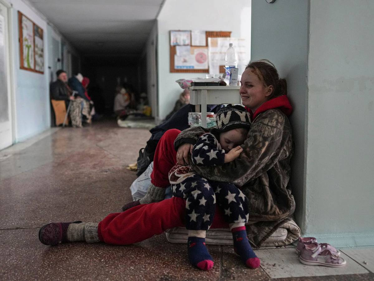Eine Ukrainerin hält am Freitag (11. März) weinend ihr Baby in einem Krankenhaus in Mariupol im Arm, während russische Truppen die Stadt weiter angreifen. Am Dienstag werfen ukrainische Behörden den Russen eine Geiselnahme in einem Krankenhaus vor.