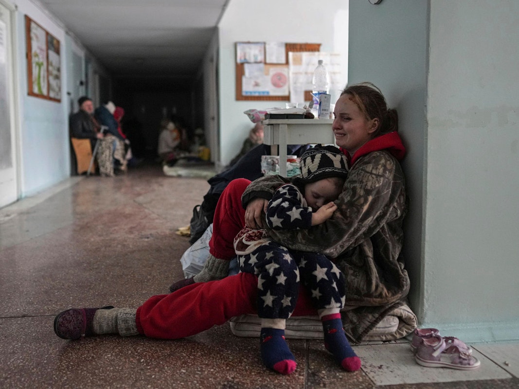 Eine Ukrainerin hält am Freitag (11. März) weinend ihr Baby in einem Krankenhaus in Mariupol im Arm, während russische Truppen die Stadt weiter angreifen. Am Dienstag werfen ukrainische Behörden den Russen eine Geiselnahme in einem Krankenhaus vor.