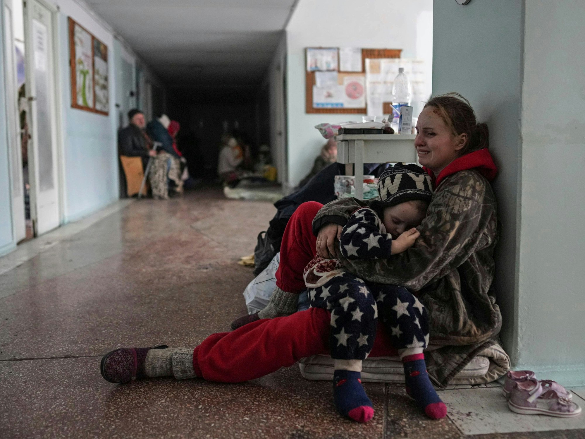 Eine Ukrainerin hält am Freitag (11. März) weinend ihr Baby in einem Krankenhaus in Mariupol im Arm, während russische Truppen die Stadt weiter angreifen. Am Dienstag werfen ukrainische Behörden den Russen eine Geiselnahme in einem Krankenhaus vor.