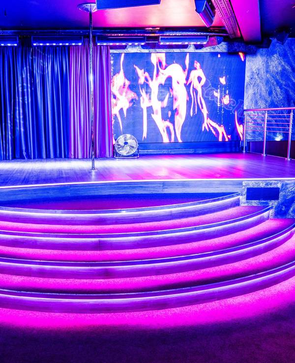 Eine Bühne mit Beleuchtung: Das Kölner Bordell „Pascha“, hier eine Aufnahme des „Night Club“ vom Mittwoch (16. März), wurde umfangreich saniert.