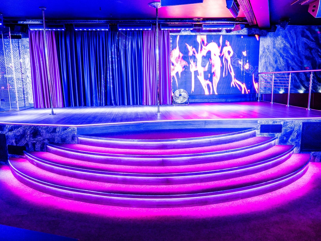 Eine Bühne mit Beleuchtung: Das Kölner Bordell „Pascha“, hier eine Aufnahme des „Night Club“ vom Mittwoch (16. März), wurde umfangreich saniert.