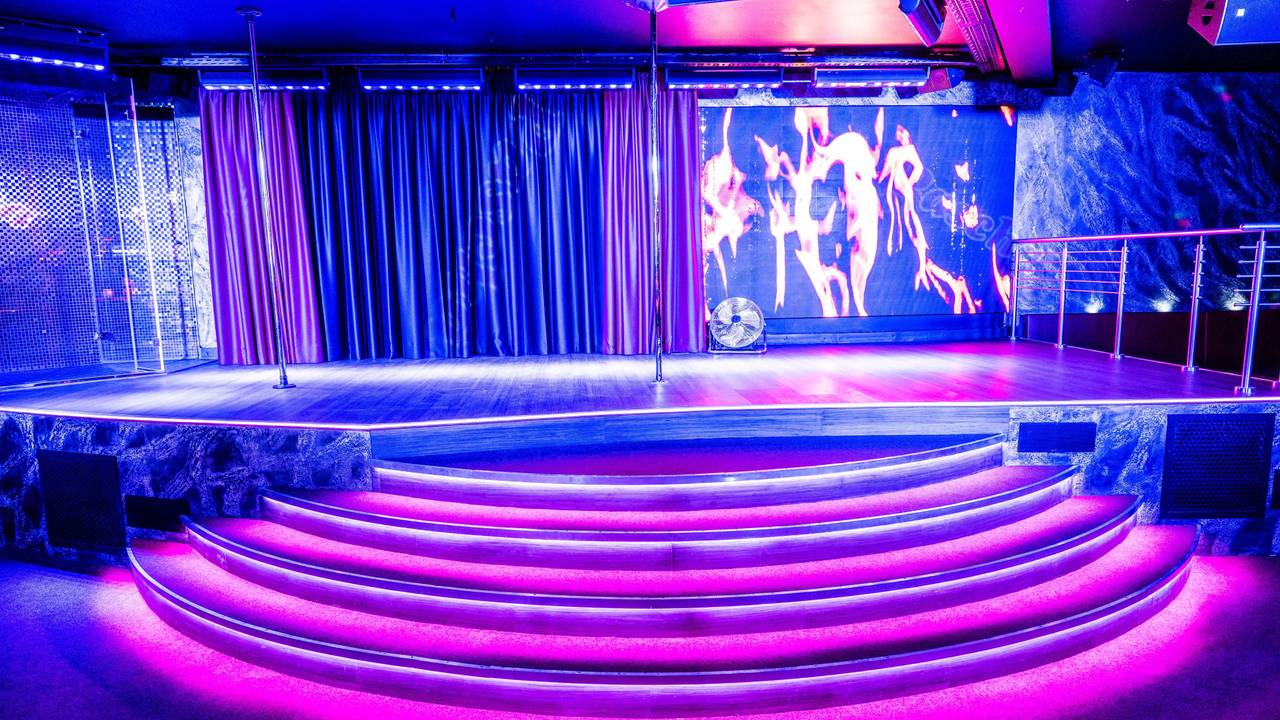 Eine Bühne mit Beleuchtung: Das Kölner Bordell „Pascha“, hier eine Aufnahme des „Night Club“ vom Mittwoch (16. März), wurde umfangreich saniert.