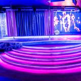 Eine Bühne mit Beleuchtung: Das Kölner Bordell „Pascha“, hier eine Aufnahme des „Night Club“ vom Mittwoch (16. März), wurde umfangreich saniert.